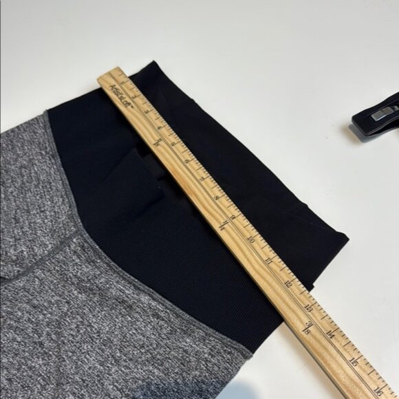 Lululemon Athletica Straight Up pants. HIGH WAIST. Size 2-4 Heather grey - Picture 5 of 6